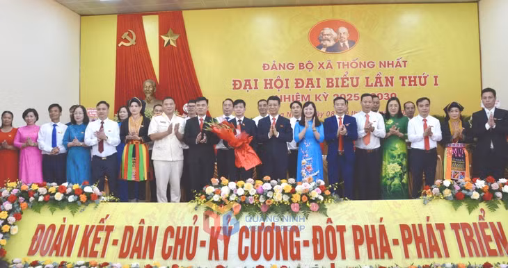 Các đồng chí lãnh đạo tỉnh chúc mừng Ban Chấp hành Đảng bộ xã Thống Nhất, nhiệm kỳ 2025-2030.