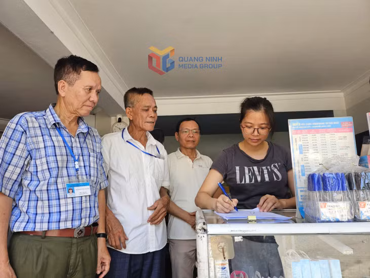 Cán bộ khu phố Bạch Đằng 4 (phường Hồng Gai) tuyên truyền, lấy ý kiến người dân về đổi tên khu phố.