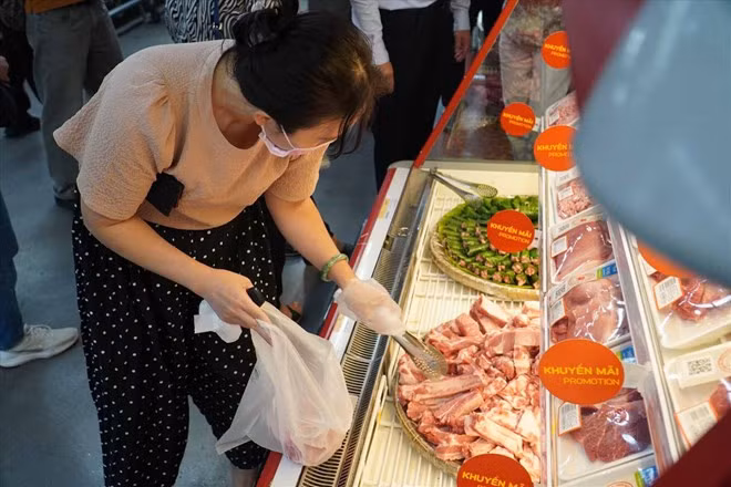 Những lưu ý quan trọng khi mua thực phẩm khuyến mãi, sắp hết hạn. Ảnh: Ngọc Lê