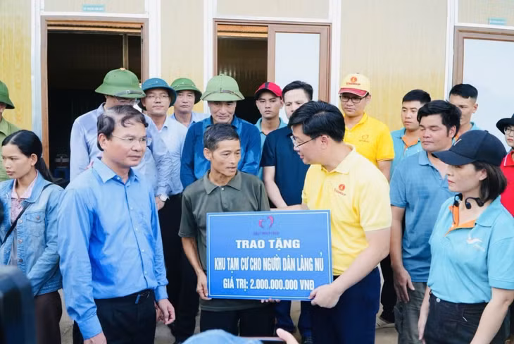 Đại diện Quỹ Thiện Tâm trao biển tượng trưng tặng khu nhà tạm ổn định cuộc sống cho bà con làng Nủ sau thảm họa do bão Yagi năm 2024.