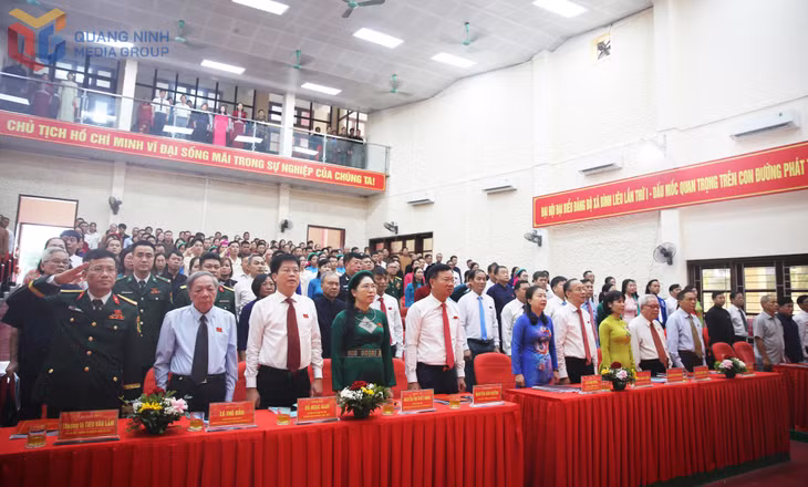 Các đại biểu thực hiện nghi thức chào cờ.