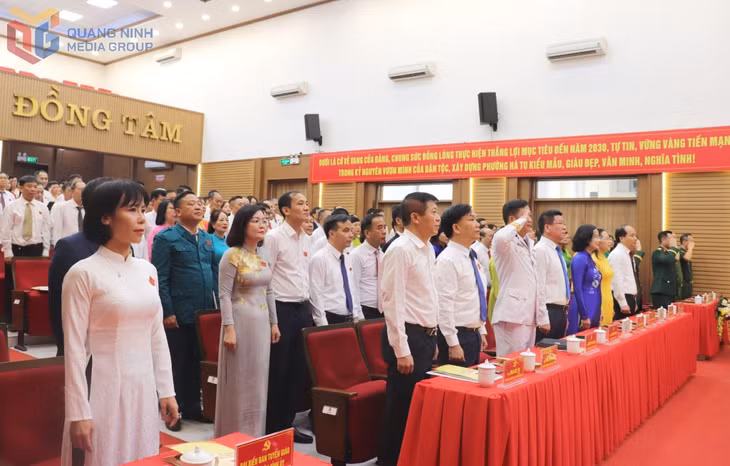 Các đại biểu thực hiện nghi thức chào cờ.
