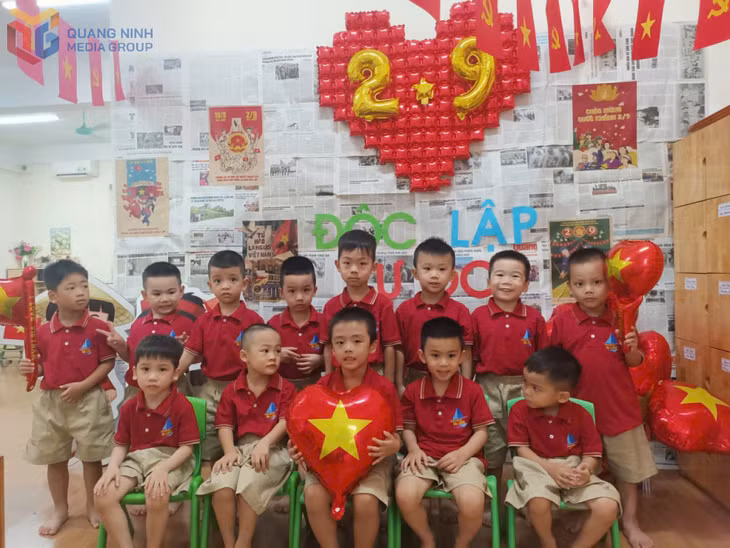 Tinh thần Cách mạng Tháng Tám và Quốc khánh 2/9 cũng tràn ngập trong lớp học tại Trường Mầm non Hạ Long.