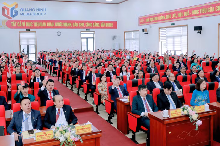 Các đại biểu biểu quyết thông qua Nghị quyết Đại hội.