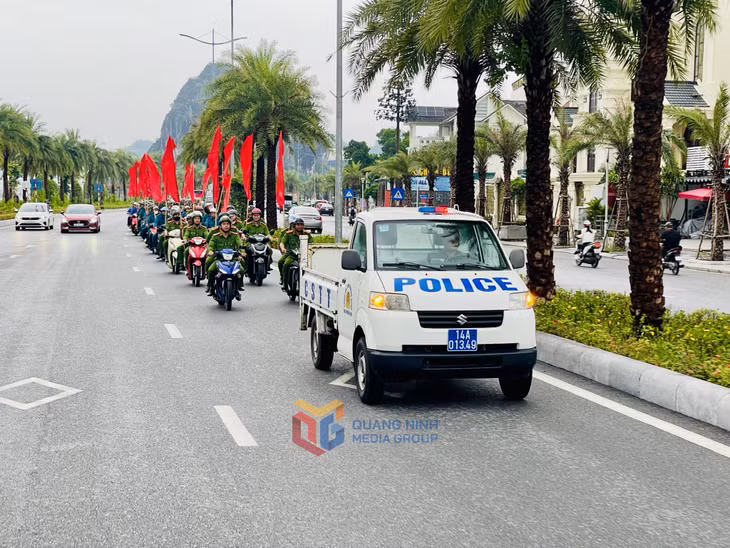 Các lực lượng tham gia lễ ra quân tổ chức diễu hành trên tuyến đường bao biển Trần Quốc Nghiễn.