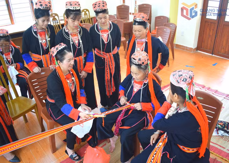 Từ những lợi thế văn hóa của riêng mình, gắn liền với di sản Yên Tử, cộng đồng người Dao Thanh Y sống ở khu vực dưới chân núi Yên Tử, phường Yên Tử đã khai thác, phát triển thành các sản phẩm, mô hình du lịch.