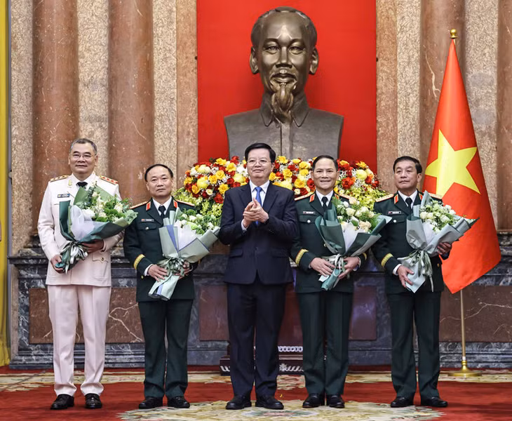 Phó Thủ tướng Mai Văn Chính tặng hoa chúc mừng các đồng chí được thăng quân hàm, cấp bậc hàm.