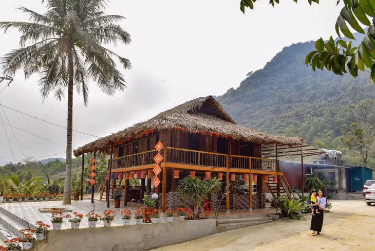 Đến Thác Mây, ngoài được hòa mình trong dòng nước trong vắt, mát lạnh, du khách còn có cơ hội thưởng thức nhiều món đặc sản của người dân bản địa. Ảnh: Quách Du