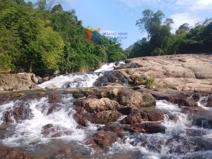 Thác Diệp Cày nằm trong khu rừng nguyên sinh không có dân cư, thác chảy thoai thoải với nhiều tầng nước.