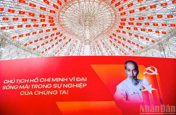 Phía mặt ngoài của triển lãm đã hoàn thành tạo nên một khu cảnh rực rỡ.