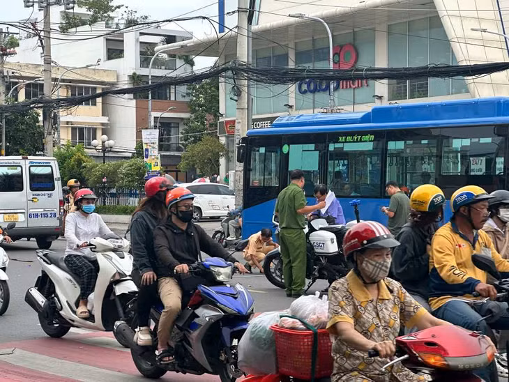 Hiện trường vụ tai nạn trên đường Quang Trung. Ảnh: Minh Tâm