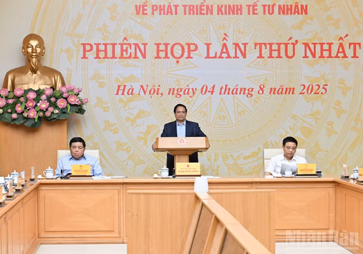 Thủ tướng Chính phủ Phạm Minh Chính chủ trì phiên họp. (Ảnh: Trần Hải)