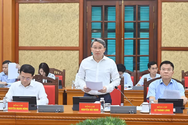 Đồng chí Nguyễn Hải Ninh, Ủy viên Trung ương Đảng, Bộ trưởng Tư pháp,Ủy viên Thường trực Ban chỉ đạo trình bày báo cáo tại phiên họp. (Ảnh: ĐĂNG KHOA)