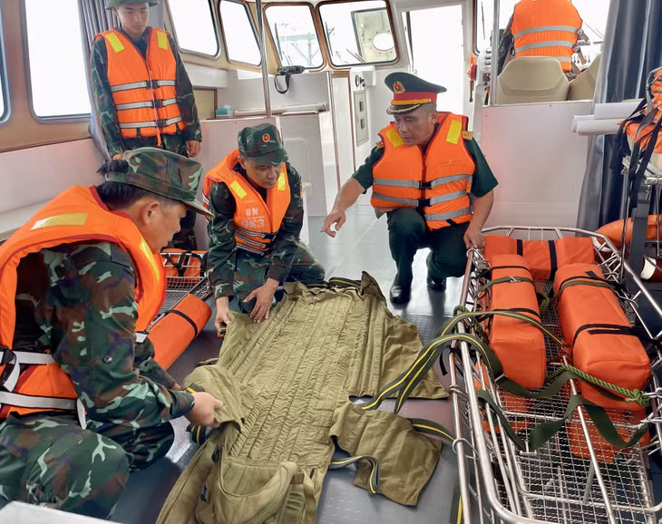Công tác kiểm tra các trang thiết bị phục vụ công tác cứu hộ cứu nạn trên tàu được thực hiện nghiêm mỗi ngày.