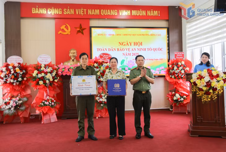 Công an tỉnh khen thưởng cho các tập thể có thành tích xuất sắc trong triển khai thực hiện phong trào toàn dân bảo vệ ANTQ.