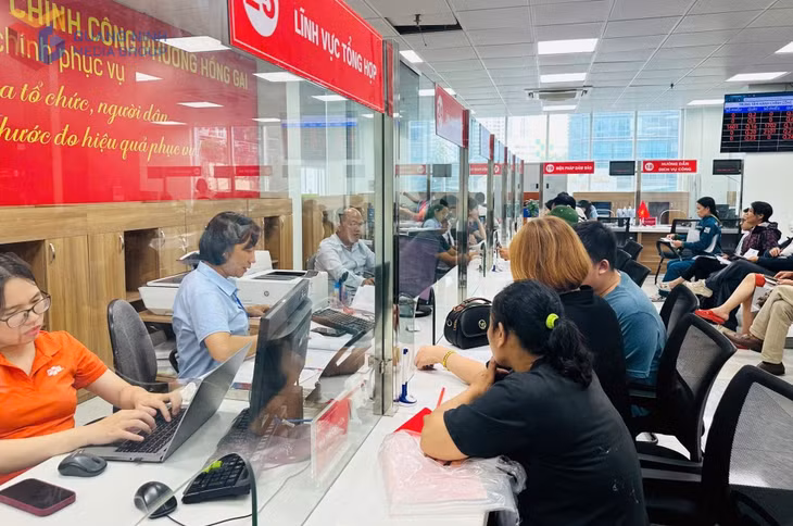 Người dân giải quyết TTHC tại Trung tâm Phục vụ hành chính công phường Hồng Gai.