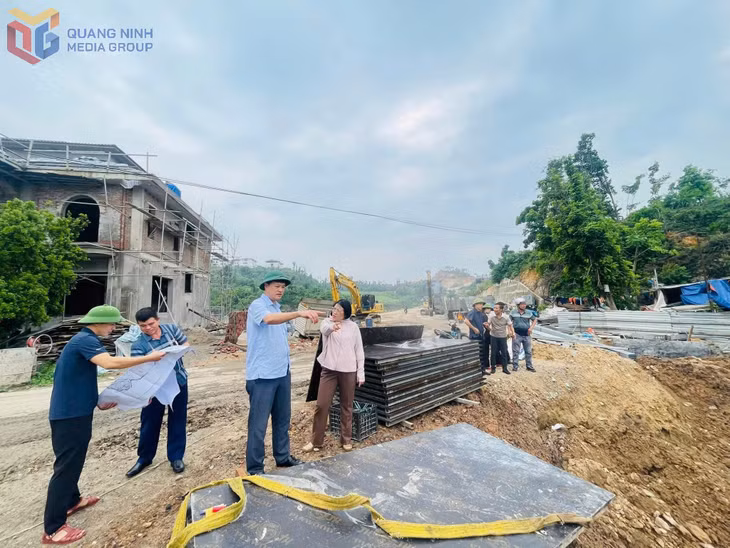Lãnh đạo phường Hà Lầm kiểm tra khu vực có nguy cơ sạt lở tại tổ 2B, khu Hà Lầm 5.