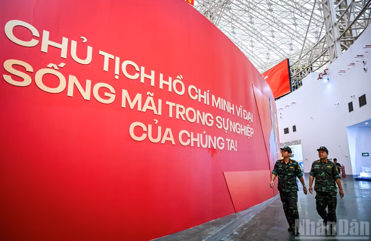 Lấy cảm hứng hình xoắn ốc của thành Cổ Loa xa xưa, triển lãm 95 năm Cờ Đảng soi đường đặt tại phân khu trung tâm của Trung tâm Hội chợ Triển lãm Quốc gia được thiết kế như một hành lang xoắn ốc, đi qua 6 phân khu trưng bày triển lãm, một sân khấu hoạt cảnh và một phòng trải nghiệm đa giác quan với màn hình 360 độ.