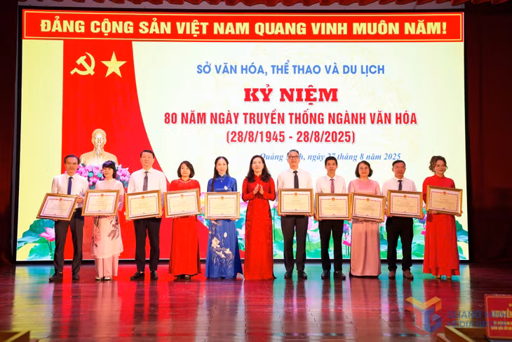 UBND tỉnh cũng tặng bằng khen cho 5 tập thể, 10 cá nhân.