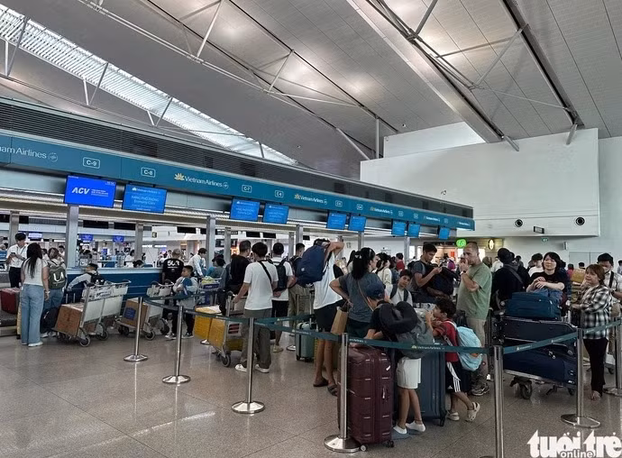 Nhu cầu đi lại dịp lễ 2-9 bằng đường hàng không tăng mạnh. Trong ảnh khách làm thủ tục chuyến bay ở Tân Sơn Nhất - Ảnh: C.TRUNG