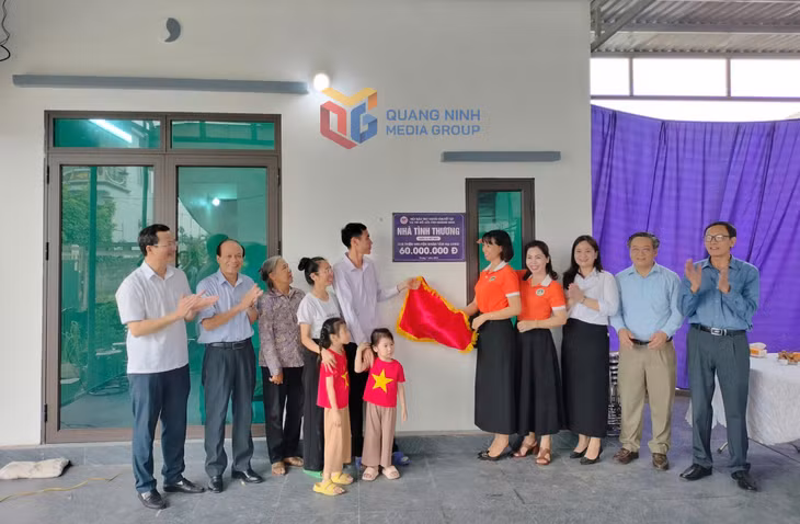 Hội Bảo trợ NKT&amp;TMC tỉnh, UBND phường Hoàng Quế, CLB Thiện nguyện nhân tâm Hạ Long khánh thành "Nhà tình thương" cho hộ anh Hoàng Văn Tuân (thôn Lâm Xá 5, phường Hoàng Quế). Ảnh: Dương Trường