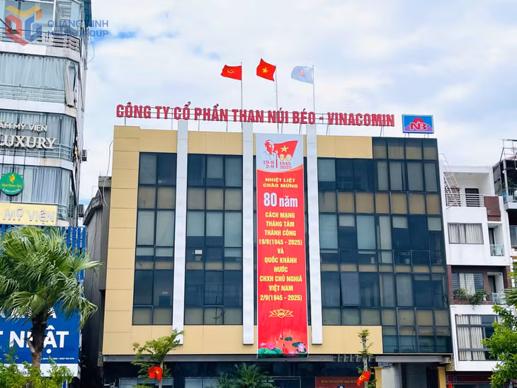 Trụ sở các công ty, đơn vị trên địa bàn tỉnh trang hoàng cờ hoa, pano kỷ niệm 80 năm Quốc khánh.