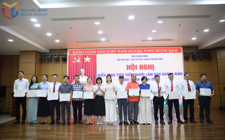 Hội Nhà báo tỉnh tặng Giấy khen cho các cá nhân có thành tích tiêu biểu trong phong trào thi đua yêu nước giai đoạn 2020-2025.