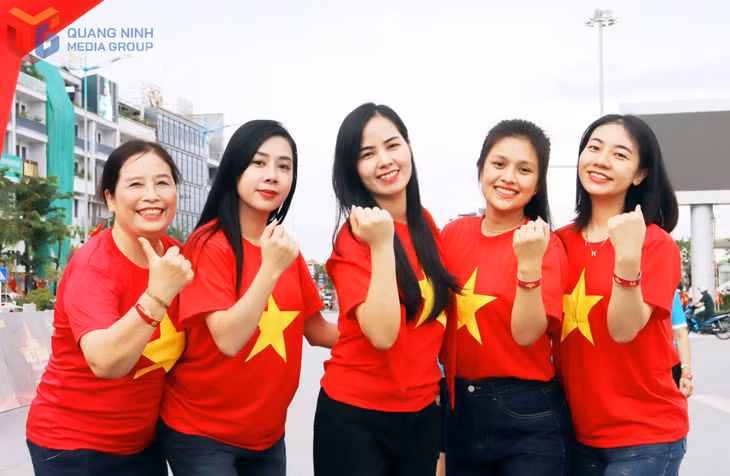 Thể hiện niềm tự hào, tình yêu Tổ quốc trong màu áo đỏ rực rỡ.