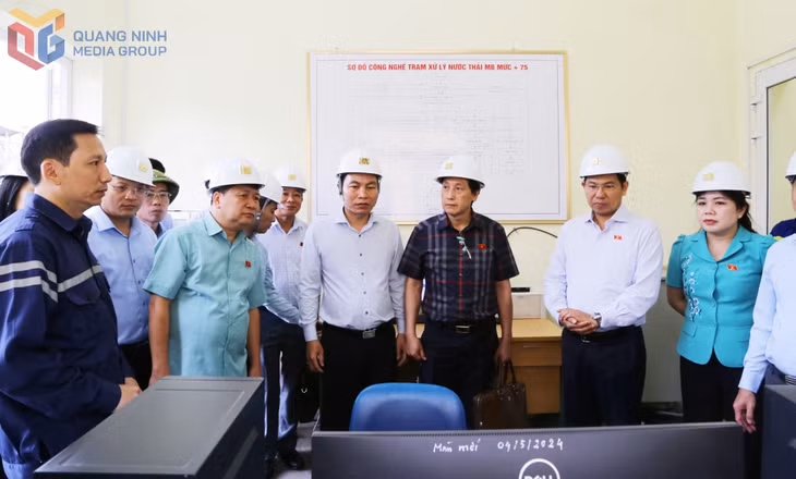 Đoàn giám sát của Quốc hội kiểm tra thực tế hệ thống giám sát xử lý nước thải tại Công ty Than Hà Lầm.