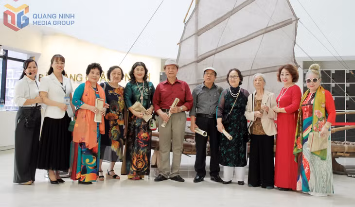 Nhà viết kịch Tất Thọ (thứ 5, phải sang) cùng các nghệ sĩ Đội văn công xung kích của tỉnh năm xưa, trong một dịp gặp gỡ, tham quan tại Bảo tàng Quảng Ninh. Ảnh: Phạm Học