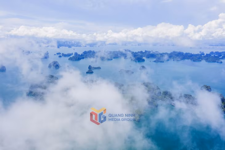 Mùa hè, vịnh Hạ Long rực rỡ sắc trời và biển mây. 