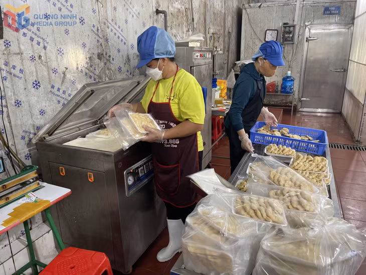 Công nhân của Hợp tác xã Thương mại và Chế biến thực phẩm Khánh Đan đang đóng sản phẩm để xuất ra thị trường.
