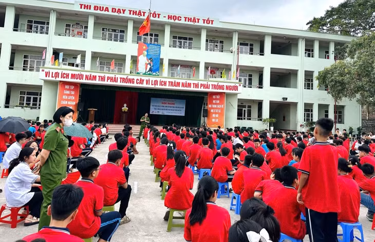 Cán bộ phòng Cảnh sát hình sự (Công an tỉnh Quảng Ninh) tuyên truyền về phòng, chống TNXH tại trường THCS Hà Trung, (tháng 5/2025).