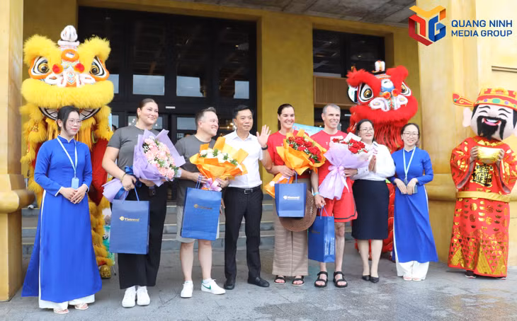 Lãnh đạo Sở Văn hóa, Thể thao và Du lịch tặng hoa chào mừng đoàn.
