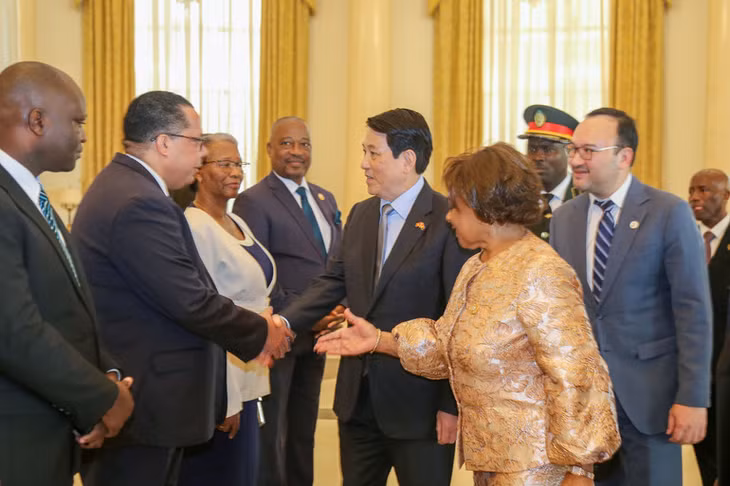 Chủ tịch nước chào hỏi các quan chức Quốc hội Angola (ảnh: Xuân Kỳ)