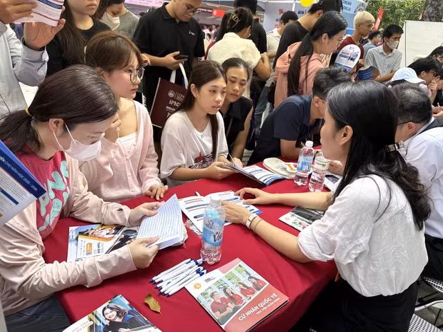 Kỳ tuyển sinh đại học năm nay ghi nhận mức đăng ký kỷ lục với gần 850.000 thí sinh, tổng số hơn 7,6 triệu nguyện vọng, trung bình mỗi thí sinh đăng ký khoảng 9 nguyện vọng.