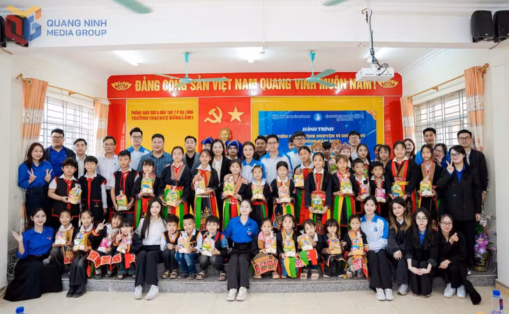 Nguyễn Duy An cùng CLB Sinh viên 5 tốt tỉnh Quảng Ninh tham gia hành trình tình nguyện vì cuộc sống cộng đồng thăm tặng quà học sinh tại trường 
