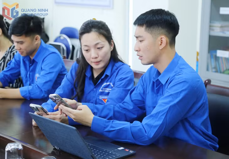 ĐVTN phường Hồng Gai trao đổi các nội dung góp ý, sửa đổi Hiến pháp.