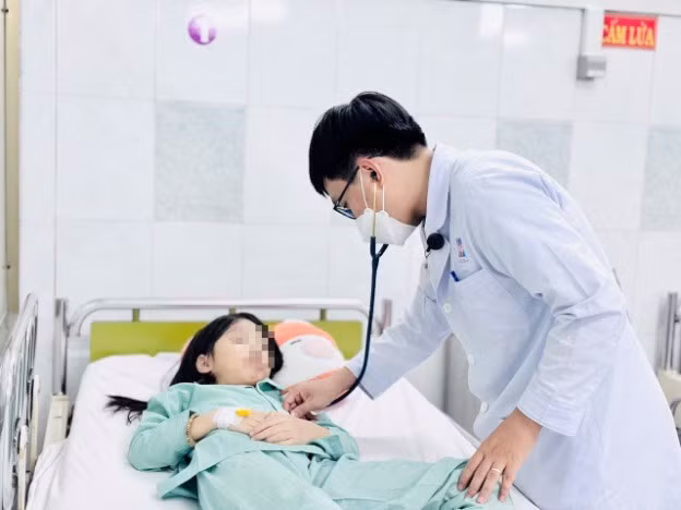 Bệnh nhân ăn kẹo không rõ nguồn gốc được bác sĩ cấp cứu và điều trị thành công. Ảnh: Bệnh viện cung cấp