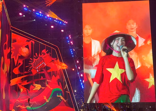 Hòa Minzy đội nón và mặc áo in cờ đỏ sao vàng. Ảnh: Huyền Chi