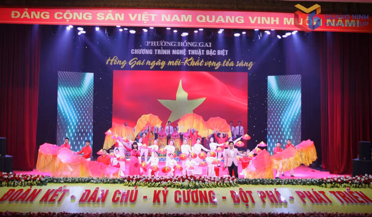 Ca khúc "Thênh thang đường mới" khép lại chương trình nghệ thuật đặc sắc và giàu cảm xúc.