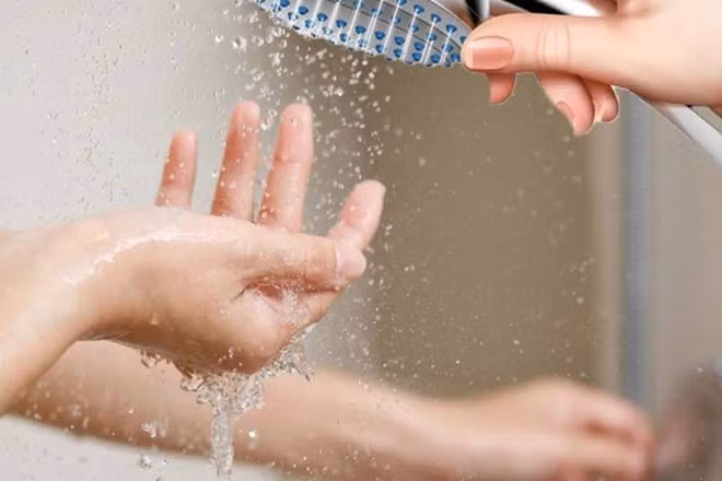 Bác sĩ tim mạch cảnh báo rủi ro khi bật bình nóng lạnh lúc tắm. Đồ họa: Thiện Nhân