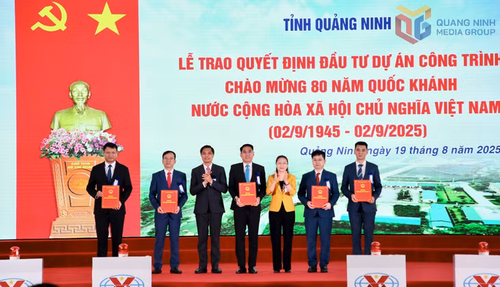 Lãnh đạo tỉnh Quảng Ninh trao Quyết định đầu tư cho dự án đầu tư xây dựng công trình của ngành Than.