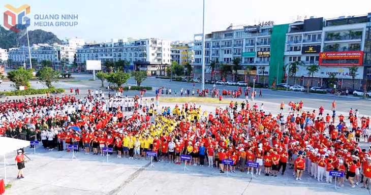 Ngay từ sớm, hàng nghìn người là các runner phong trào từ các tổ dân khu phố, các cơ quan đơn vị trên địa bàn phường đã có mặt chuẩn bị giải chạy.