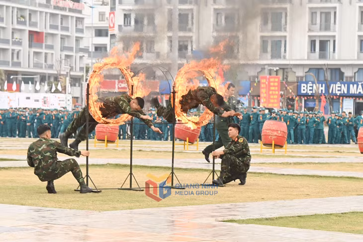 Cán bộ, chiến sĩ Đại đội Trinh sát - Cơ giới (Phòng Tham mưu Bộ CHQS tỉnh) thực hiện động tác vượt vòng lửa tại Lễ ra quân huấn luyện năm 2025.
