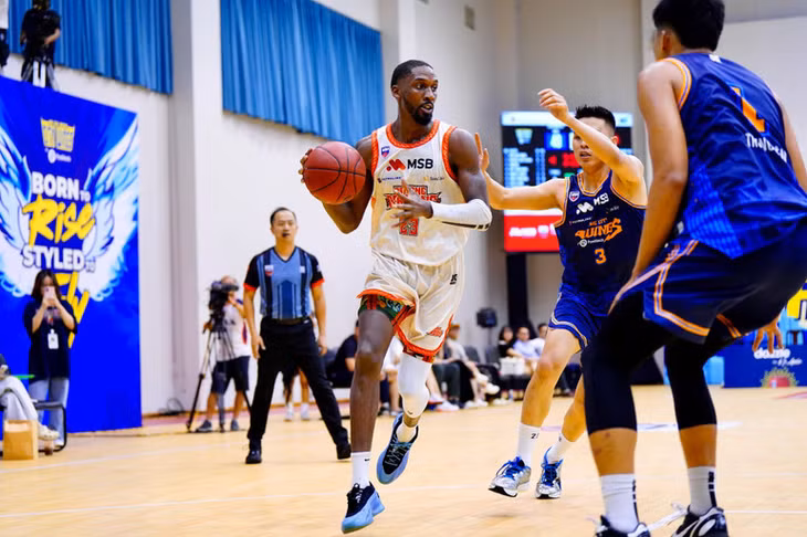 Timothy Simmons dẫn bóng đột phá khu vực hình thang Ho Chi Minh City Wings. (Ảnh: VBA)