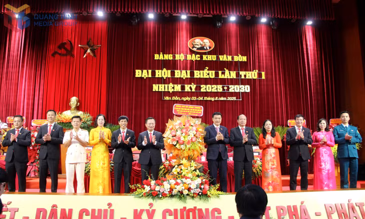 Đồng chí Vũ Hồng Thanh, Ủy viên Trung ương Đảng, Phó Chủ tịch Quốc hội, ĐBQH tỉnh, tặng hoa chúc mừng Đại hội.