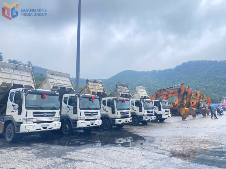 Các phương tiện, máy móc tiến hành khởi công dự án.