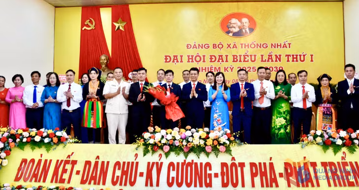 Đồng chí Trưởng Ban Tuyên giáo và Dân vận Tỉnh ủy tặng hoa chúc mừng Ban Chấp hành Đảng bộ xã Thống Nhất, nhiệm kỳ 2025-2030.