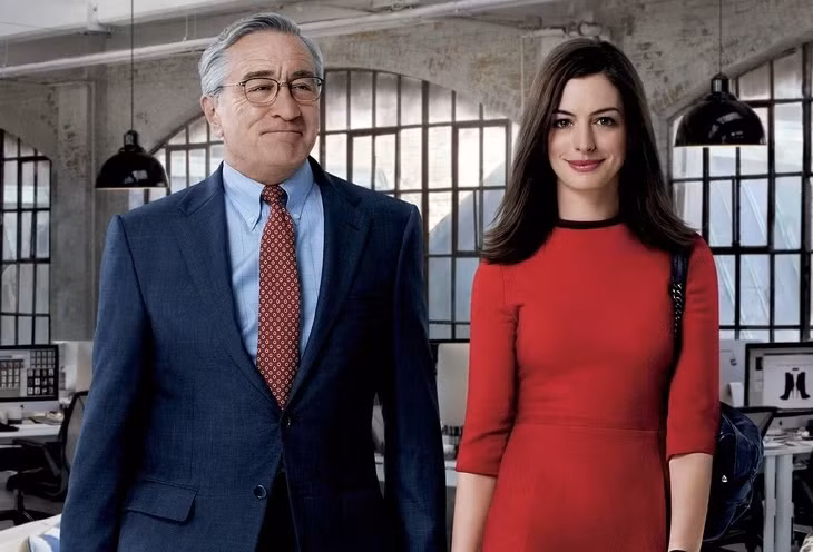 Robert De Niro và Anne Hathaway trong phim The Intern - Ảnh: ĐPCC